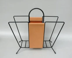 Mid-Century Zeitschriftenständer aus schwarz lackiertem Stahl String & hellem Leder im Stil von Jacques Adnet, 1960er