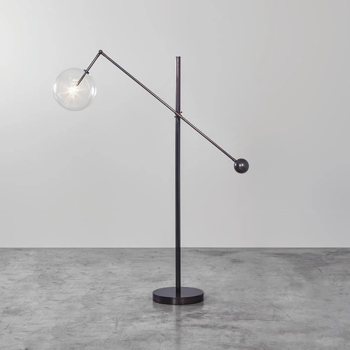 Milan 1 Arm Schwarz Gunmetal Stehlampe von Schwung