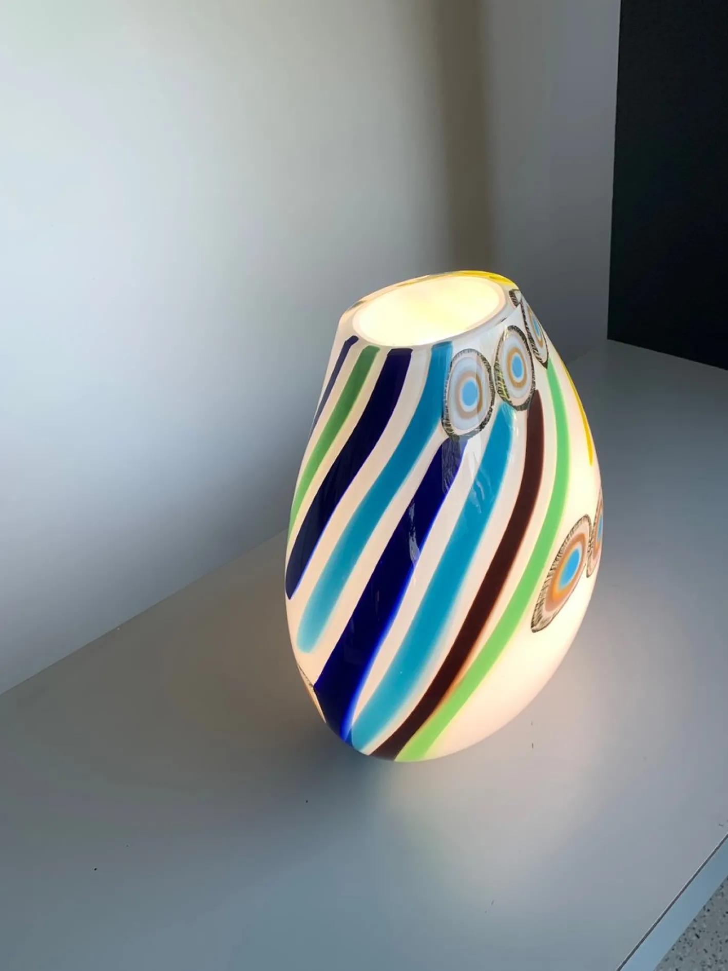 Milchweiße Tischlampe aus Muranoglas von Simoeng