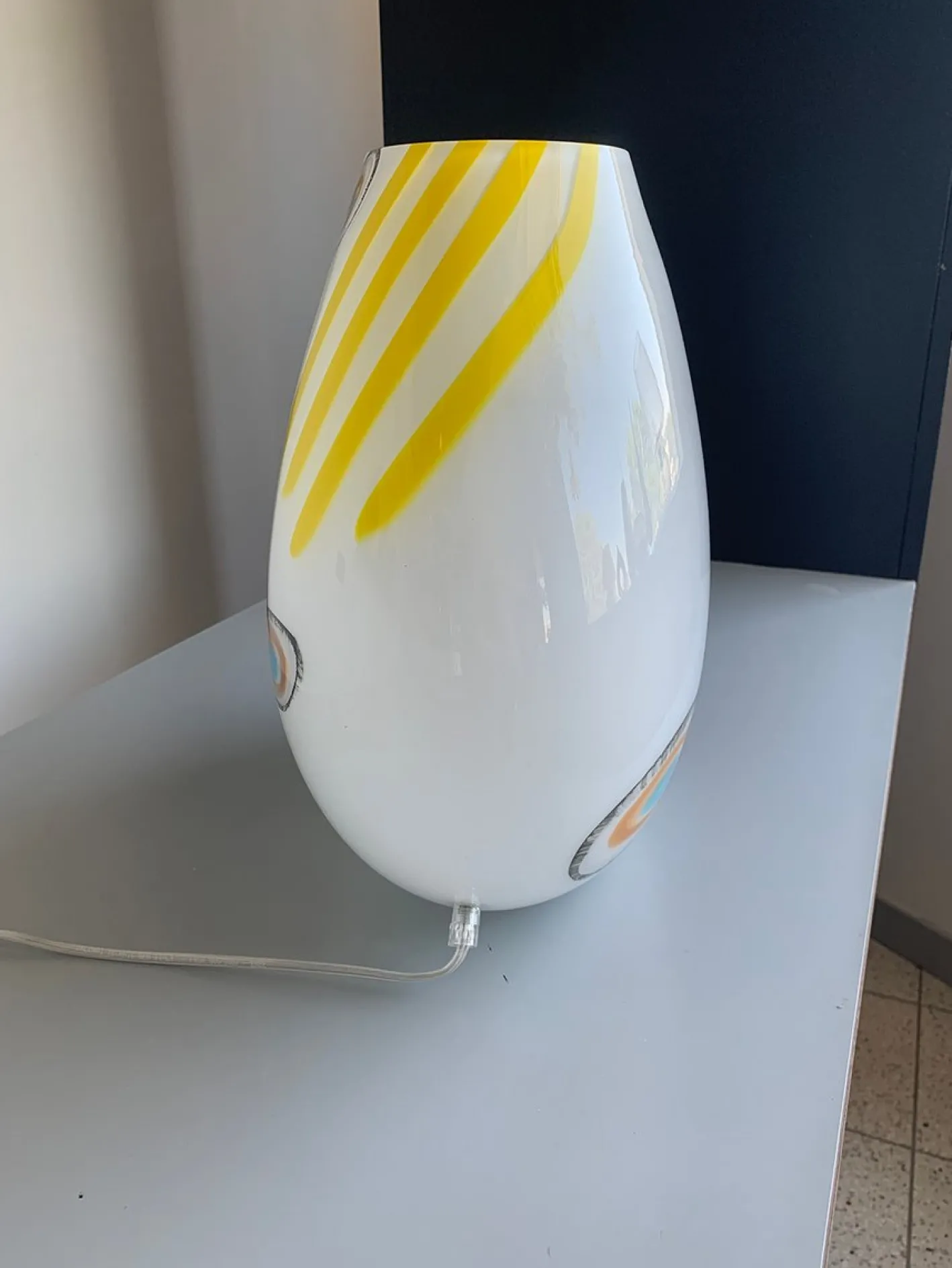 Milchweiße Tischlampe aus Muranoglas von Simoeng