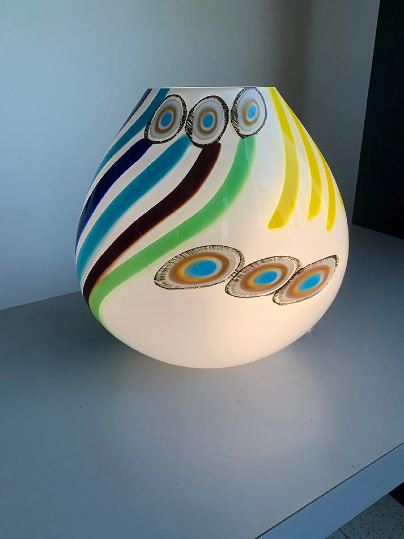 Milchweiße Tischlampe aus Muranoglas von Simoeng