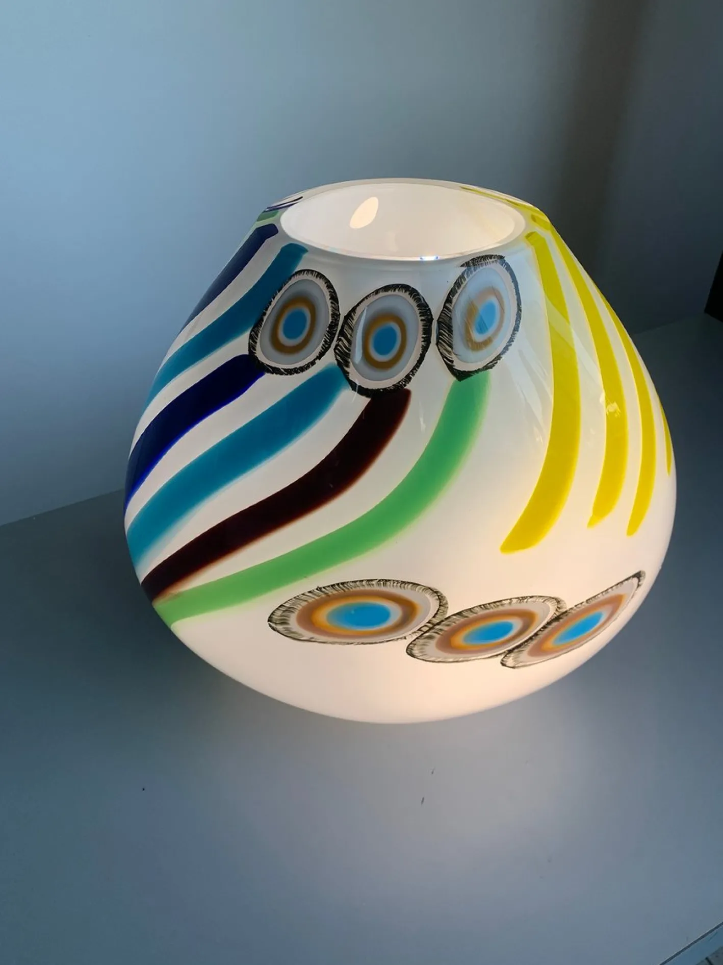 Milchweiße Tischlampe aus Muranoglas von Simoeng