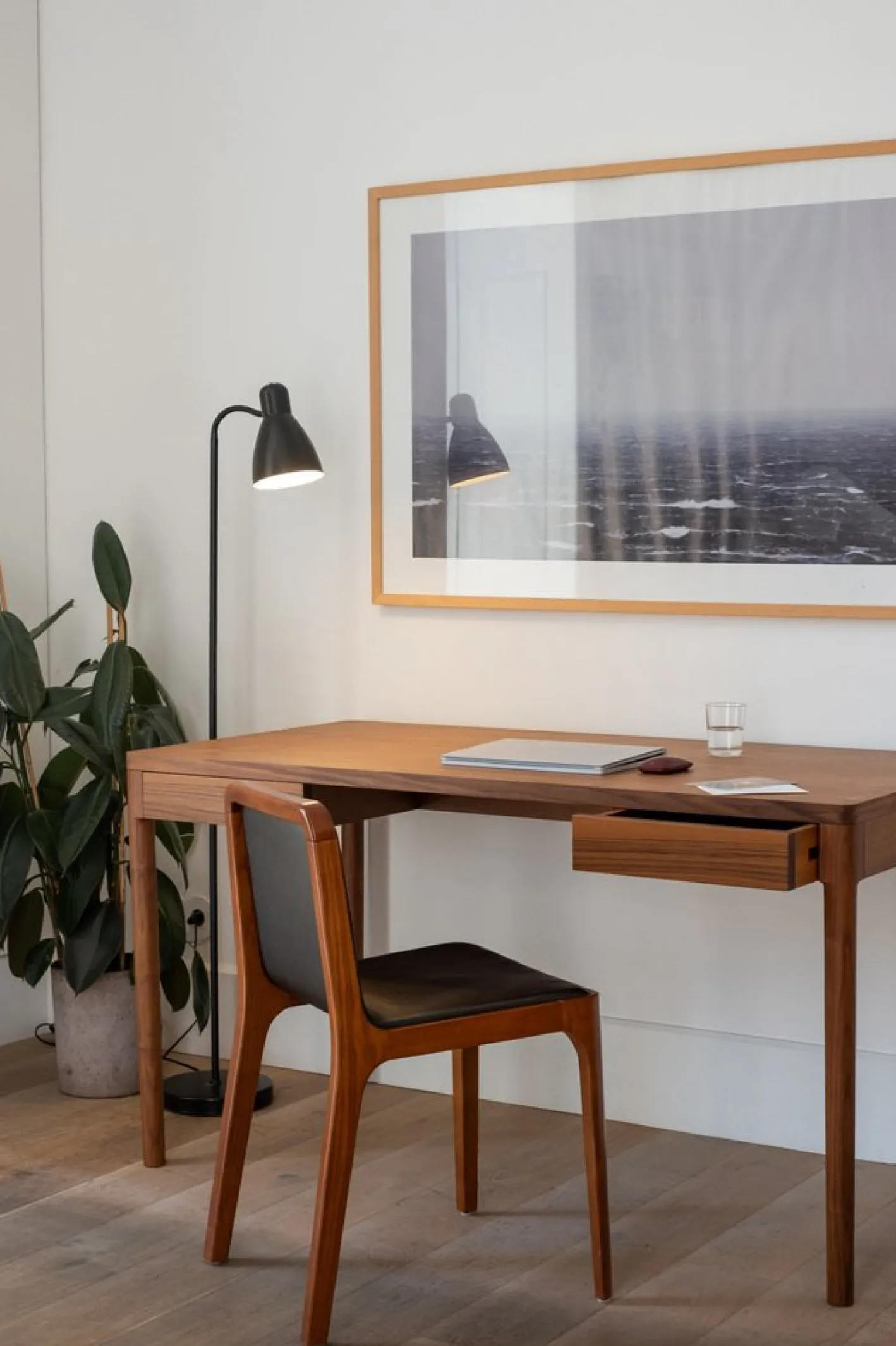 Minimalistischer Moderner Schreibtisch aus Nussholz von Pedro Sotomayor