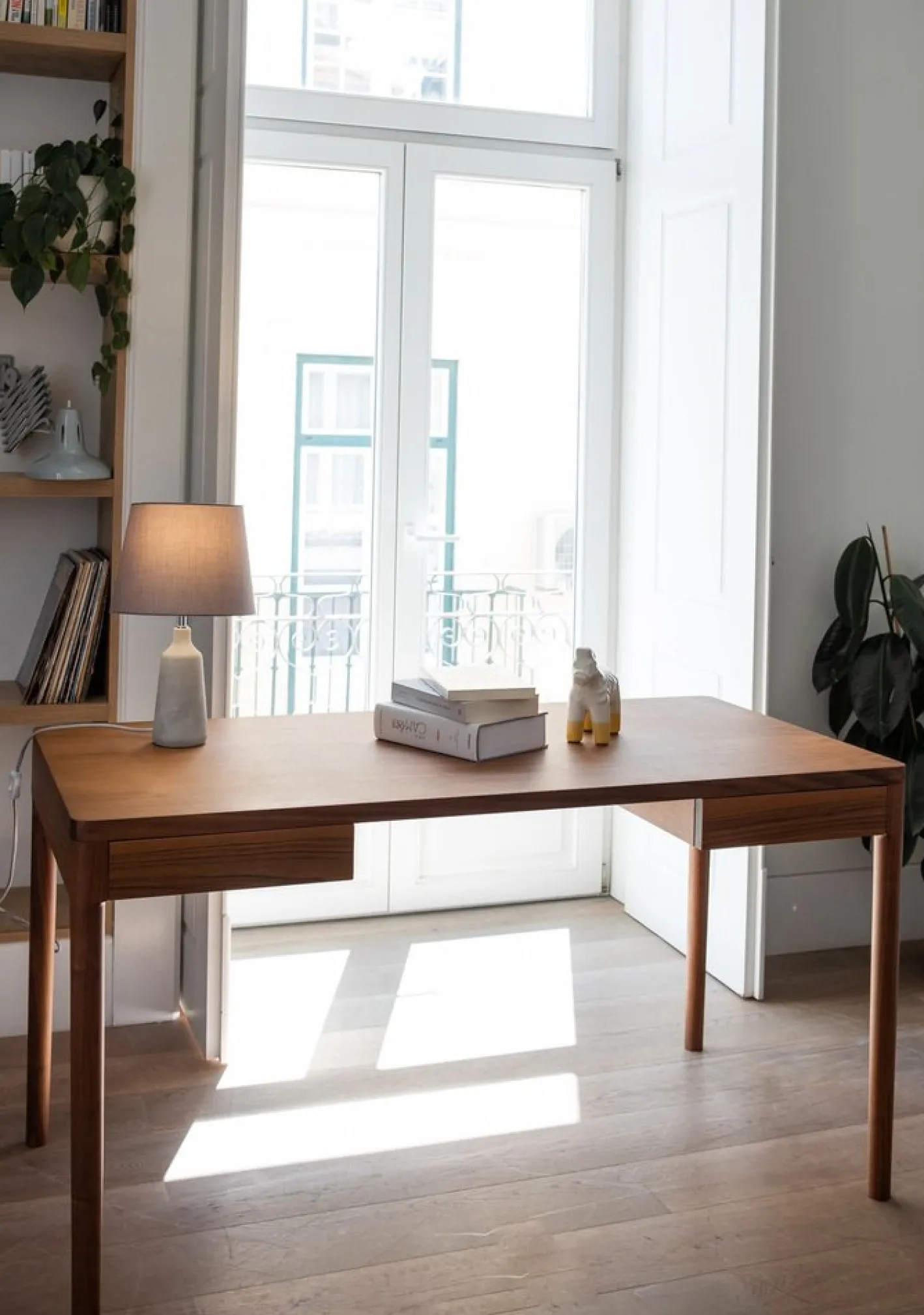 Minimalistischer Moderner Schreibtisch aus Nussholz von Pedro Sotomayor