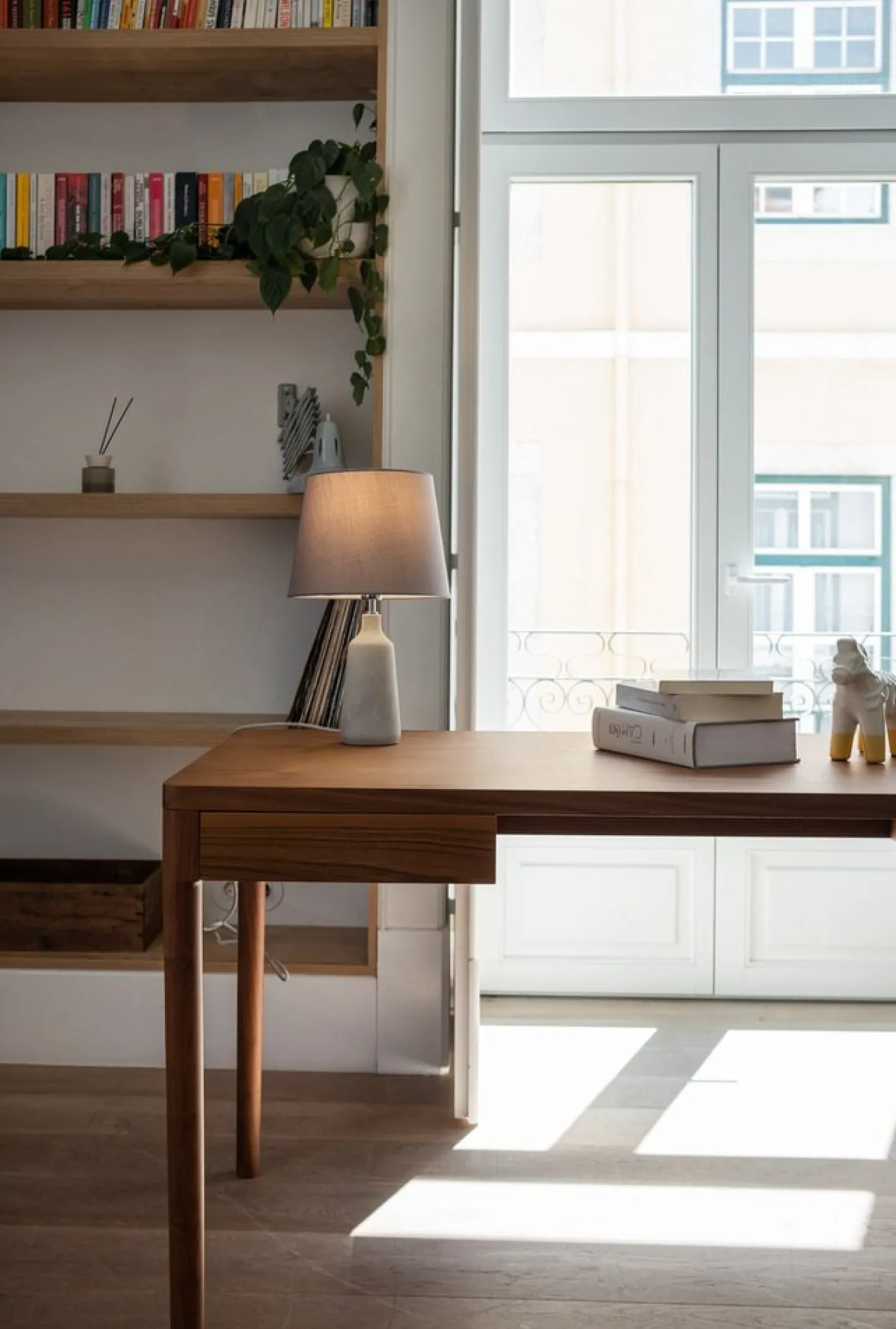 Minimalistischer Moderner Schreibtisch aus Nussholz von Pedro Sotomayor