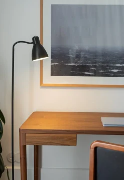 Minimalistischer Moderner Schreibtisch aus Nussholz von Pedro Sotomayor