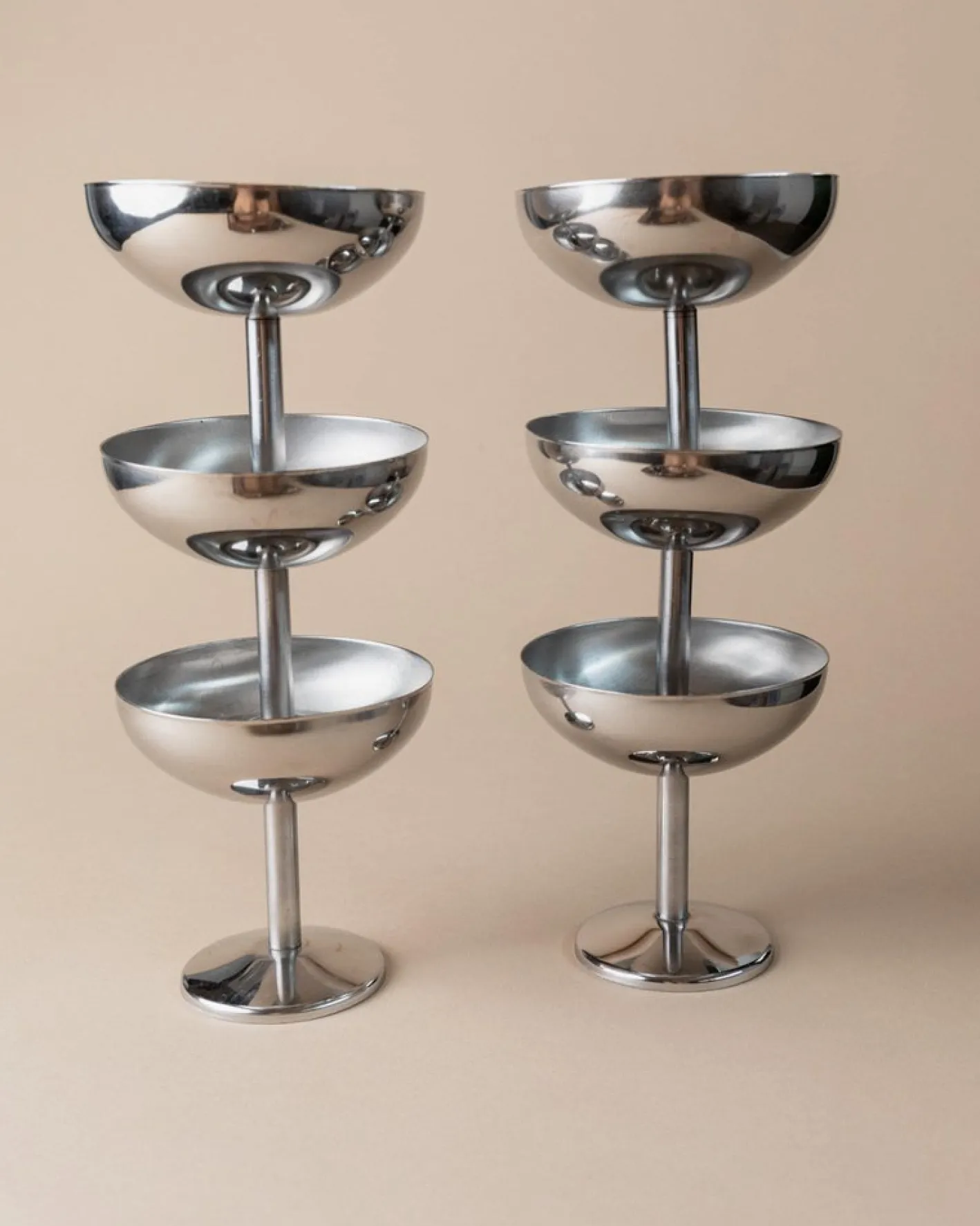 Minimalistische Vintage Edelstahl Trinkbecher mit Tablett, Italien, 1970er, 7 . Set