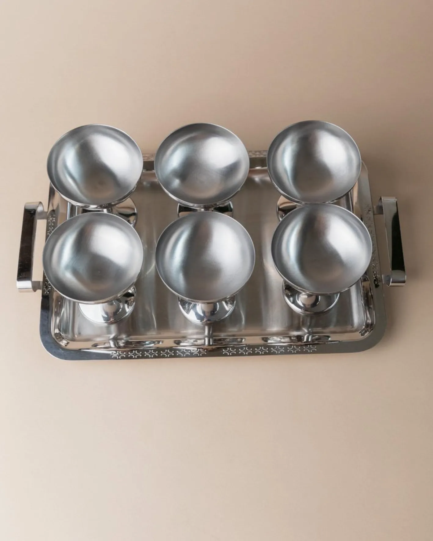 Minimalistische Vintage Edelstahl Trinkbecher mit Tablett, Italien, 1970er, 7 . Set