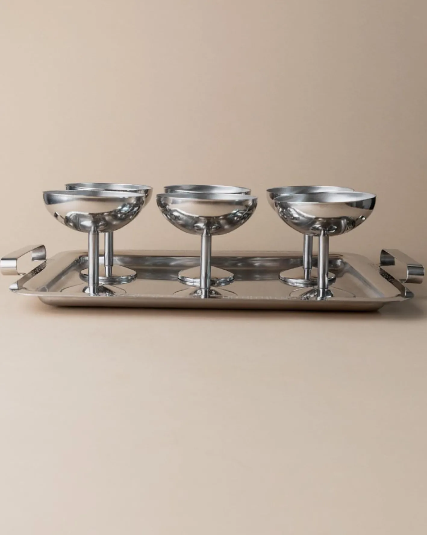 Minimalistische Vintage Edelstahl Trinkbecher mit Tablett, Italien, 1970er, 7 . Set