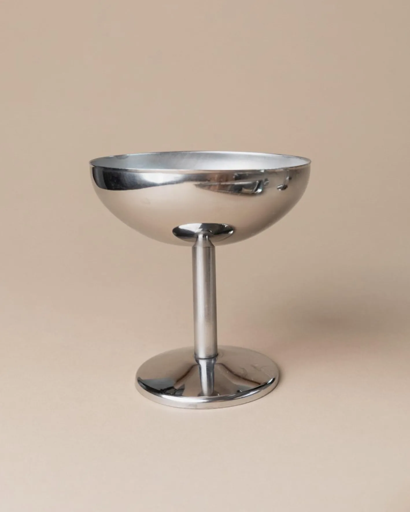 Minimalistische Vintage Edelstahl Trinkbecher mit Tablett, Italien, 1970er, 7 . Set