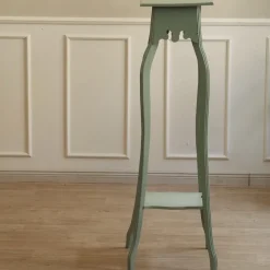 Minzgrüner Blumenständer mit Abgestufter Holzsäule und Geschwungenen Beinen