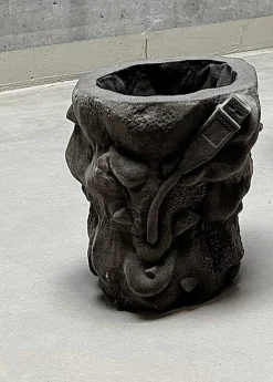Mittelgroßer Sand Container Skulpturaler Übertopf aus Quarzsand von Jacob Egeberg