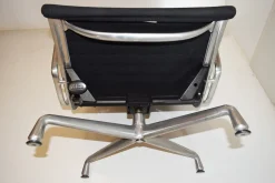 Modell EA124 Drehstuhl mit EA125 Fußstütze von Charles & Ray Eames von Vitra, 1950er, 2er Set