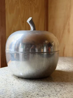 Moderner italienischer Mid-Century Eiskübel aus Aluminium in Apfel-Optik mit strukturiertem Stiel, 1960er