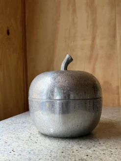 Moderner italienischer Mid-Century Eiskübel aus Aluminium in Apfel-Optik mit strukturiertem Stiel, 1960er