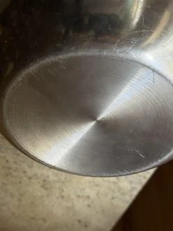 Moderner italienischer Mid-Century Eiskübel aus Aluminium in Apfel-Optik mit strukturiertem Stiel, 1960er