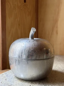 Moderner italienischer Mid-Century Eiskübel aus Aluminium in Apfel-Optik mit strukturiertem Stiel, 1960er