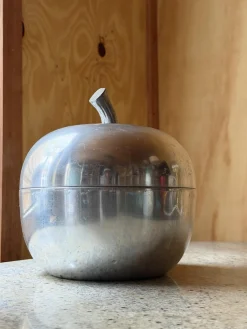 Moderner italienischer Mid-Century Eiskübel aus Aluminium in Apfel-Optik mit strukturiertem Stiel, 1960er