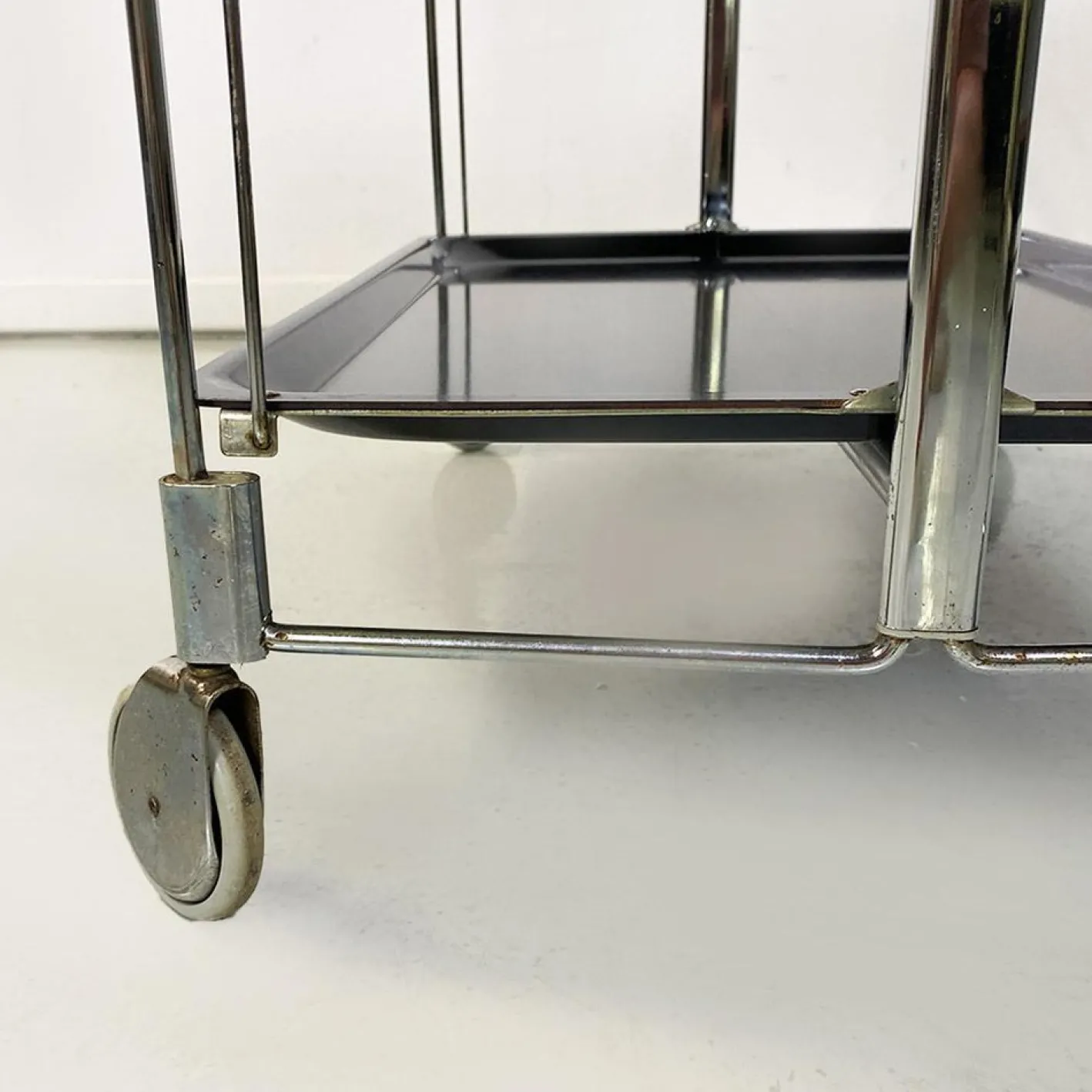 Moderner italienischer Mid-Century Servierwagen aus Metall & schwarzem Kunststoff, 1960er