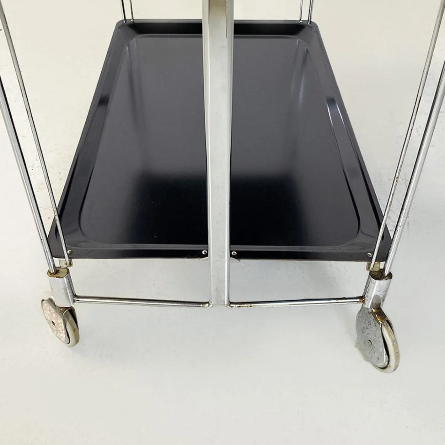 Moderner italienischer Mid-Century Servierwagen aus Metall & schwarzem Kunststoff, 1960er