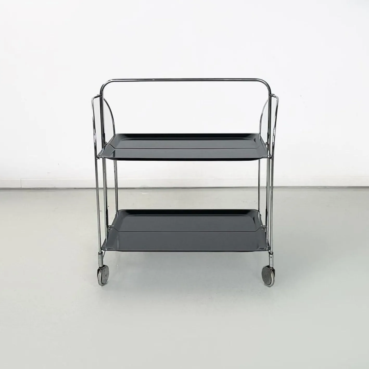 Moderner italienischer Mid-Century Servierwagen aus Metall & schwarzem Kunststoff, 1960er