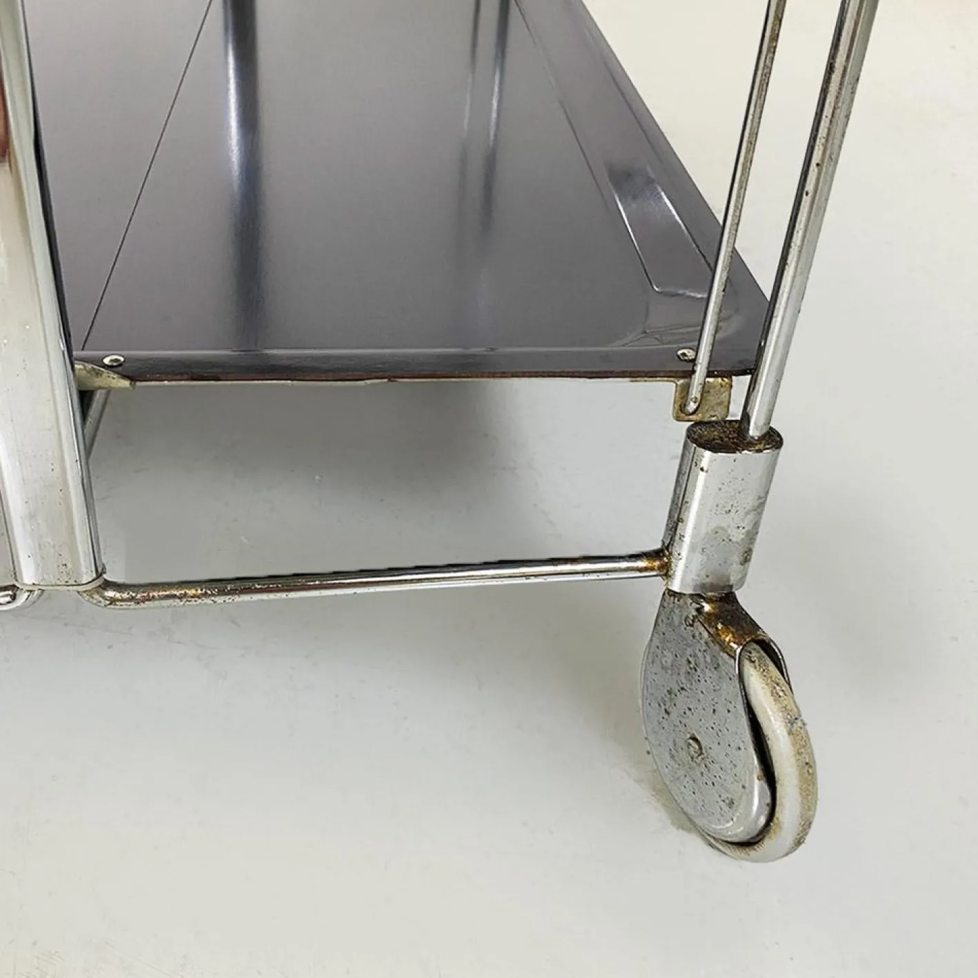 Moderner italienischer Mid-Century Servierwagen aus Metall & schwarzem Kunststoff, 1960er