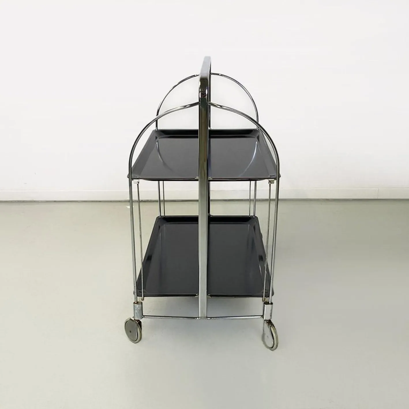 Moderner italienischer Mid-Century Servierwagen aus Metall & schwarzem Kunststoff, 1960er