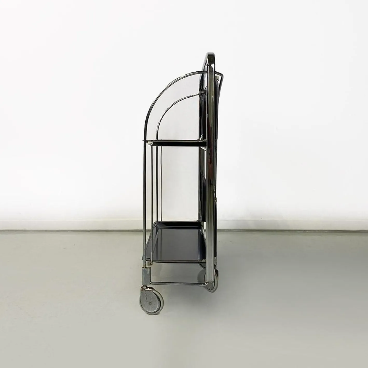 Moderner italienischer Mid-Century Servierwagen aus Metall & schwarzem Kunststoff, 1960er