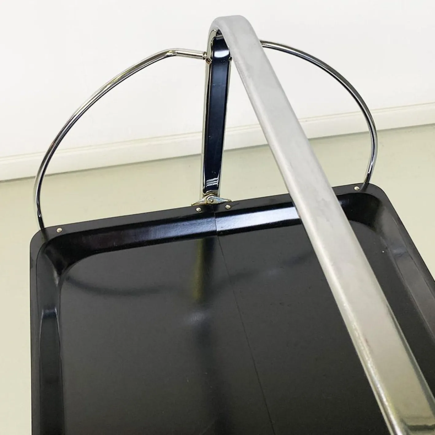 Moderner italienischer Mid-Century Servierwagen aus Metall & schwarzem Kunststoff, 1960er