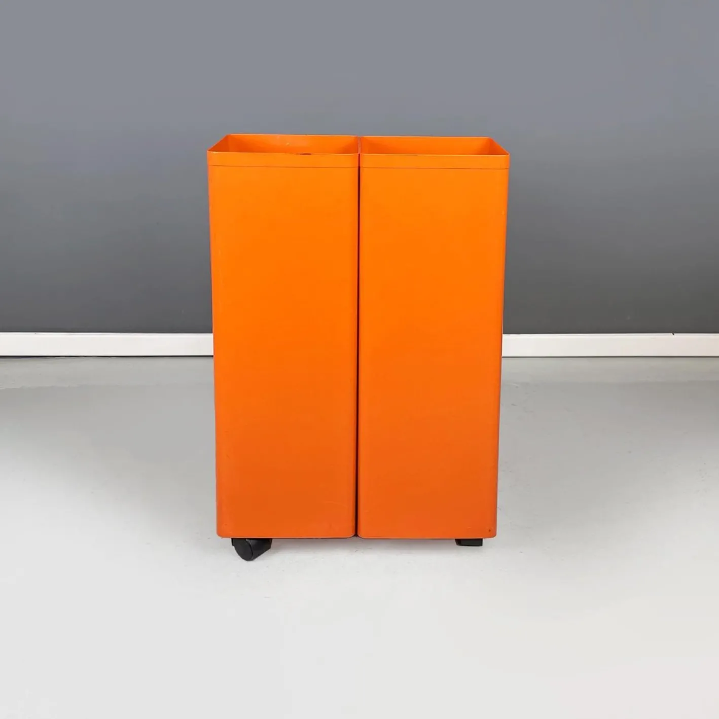 Moderner italienischer Zeichenrollenhalter aus orangem Metallblech von Neolt, 1980er