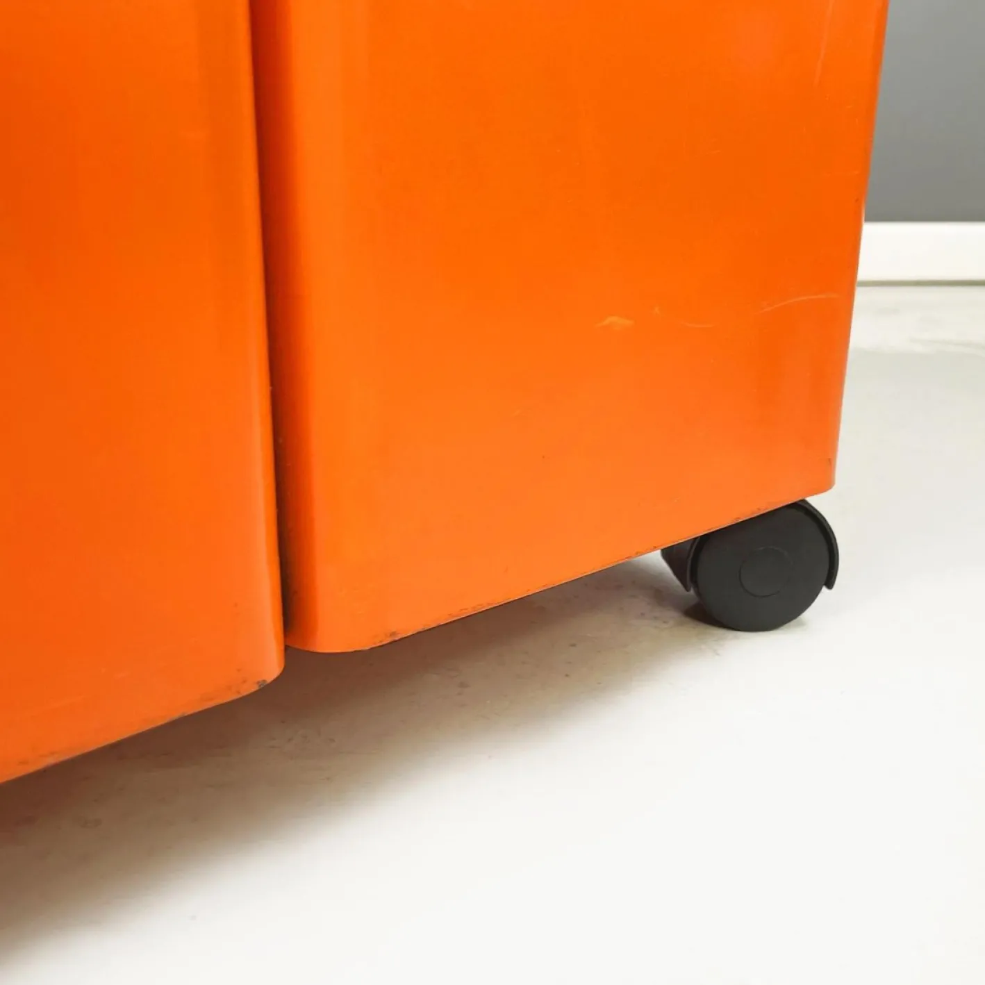 Moderner italienischer Zeichenrollenhalter aus orangem Metallblech von Neolt, 1980er