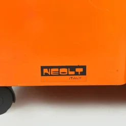 Moderner italienischer Zeichenrollenhalter aus orangem Metallblech von Neolt, 1980er