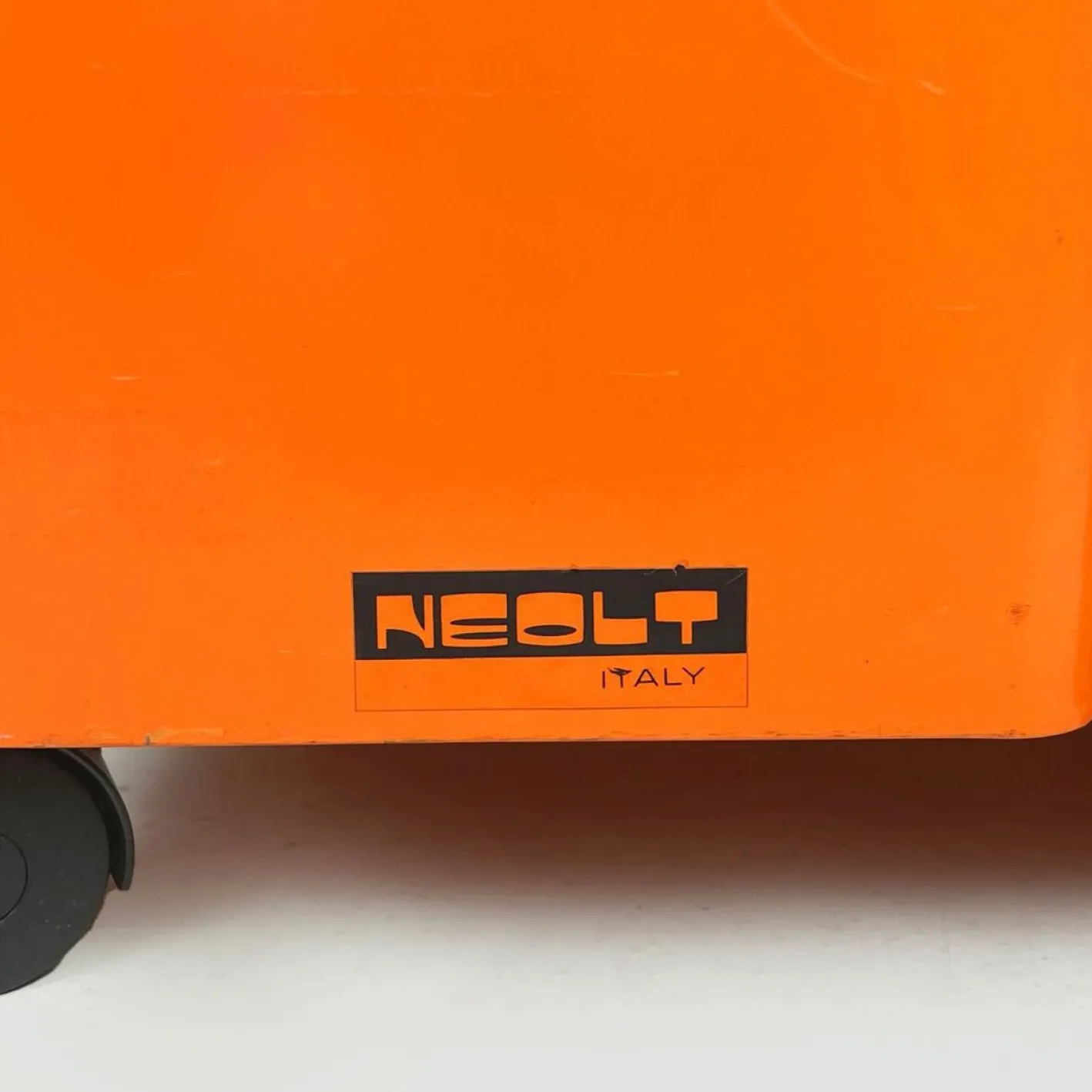 Moderner italienischer Zeichenrollenhalter aus orangem Metallblech von Neolt, 1980er