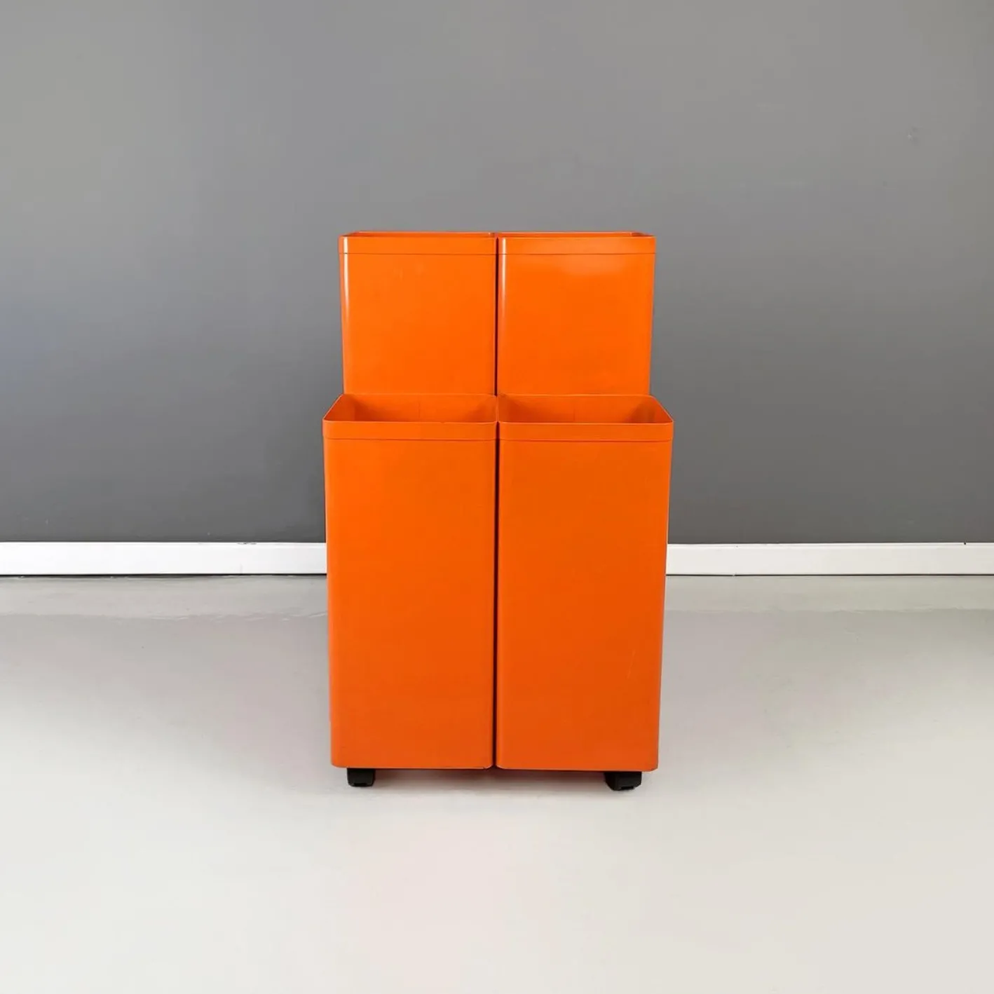 Moderner italienischer Zeichenrollenhalter aus orangem Metallblech von Neolt, 1980er