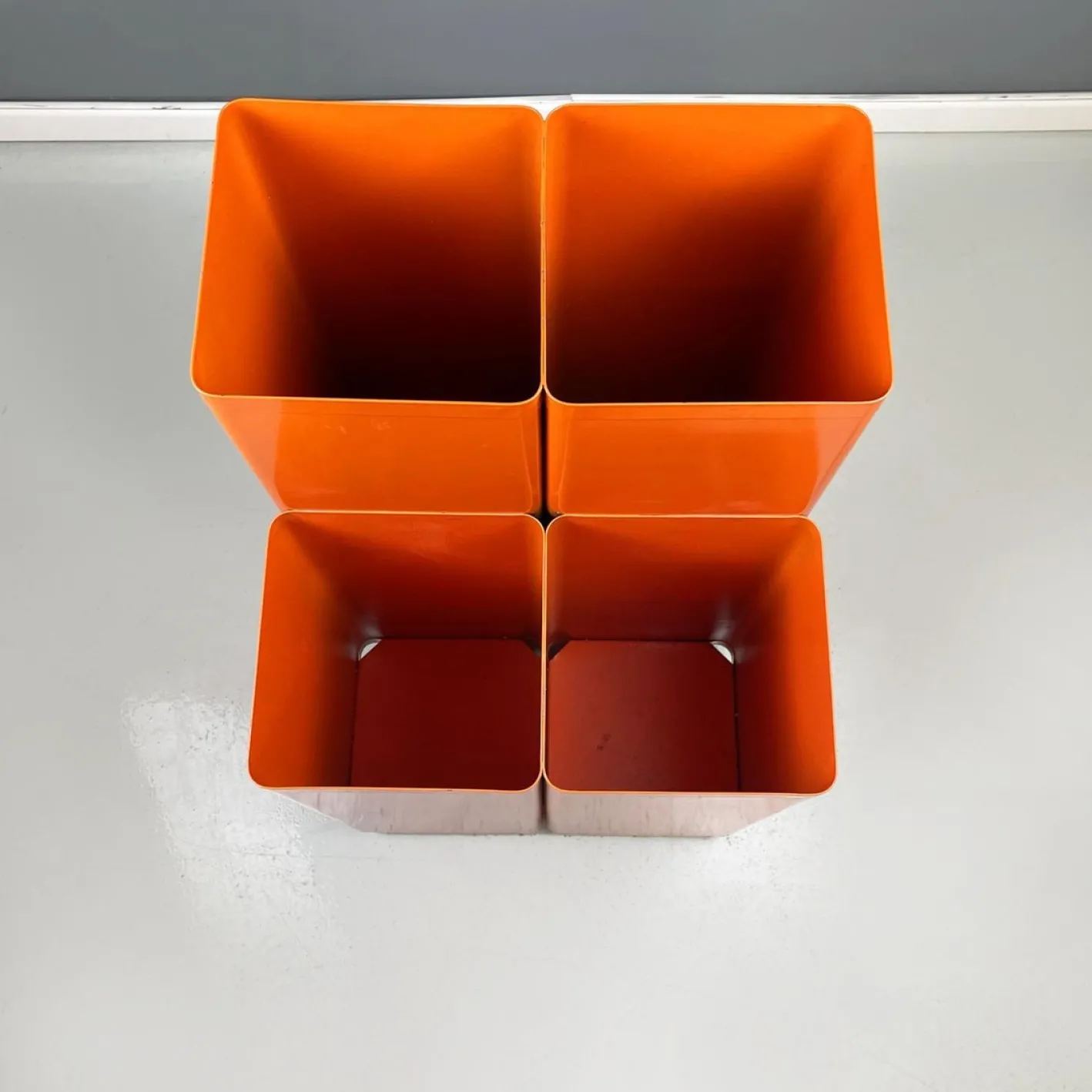 Moderner italienischer Zeichenrollenhalter aus orangem Metallblech von Neolt, 1980er