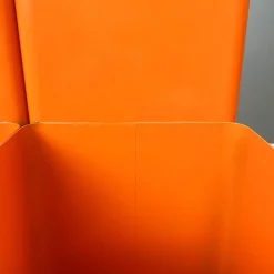 Moderner italienischer Zeichenrollenhalter aus orangem Metallblech von Neolt, 1980er