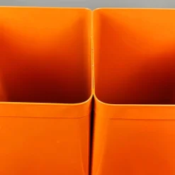 Moderner italienischer Zeichenrollenhalter aus orangem Metallblech von Neolt, 1980er
