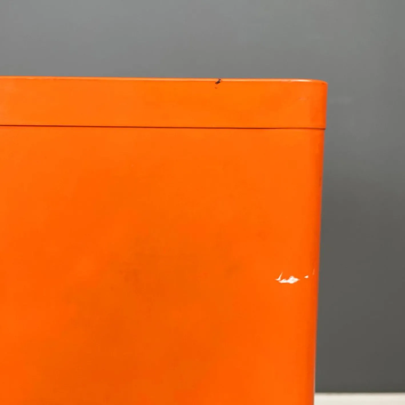 Moderner italienischer Zeichenrollenhalter aus orangem Metallblech von Neolt, 1980er