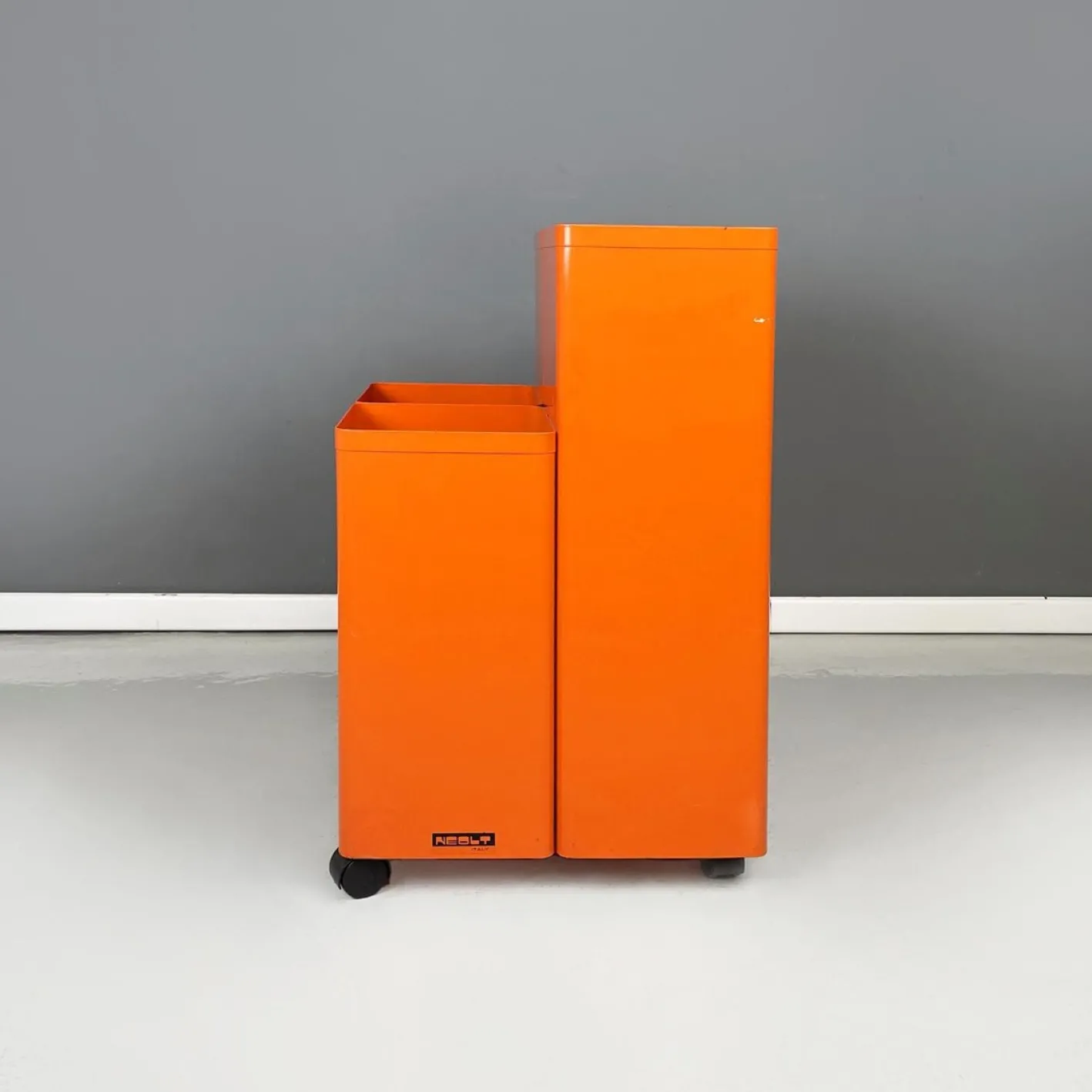 Moderner italienischer Zeichenrollenhalter aus orangem Metallblech von Neolt, 1980er