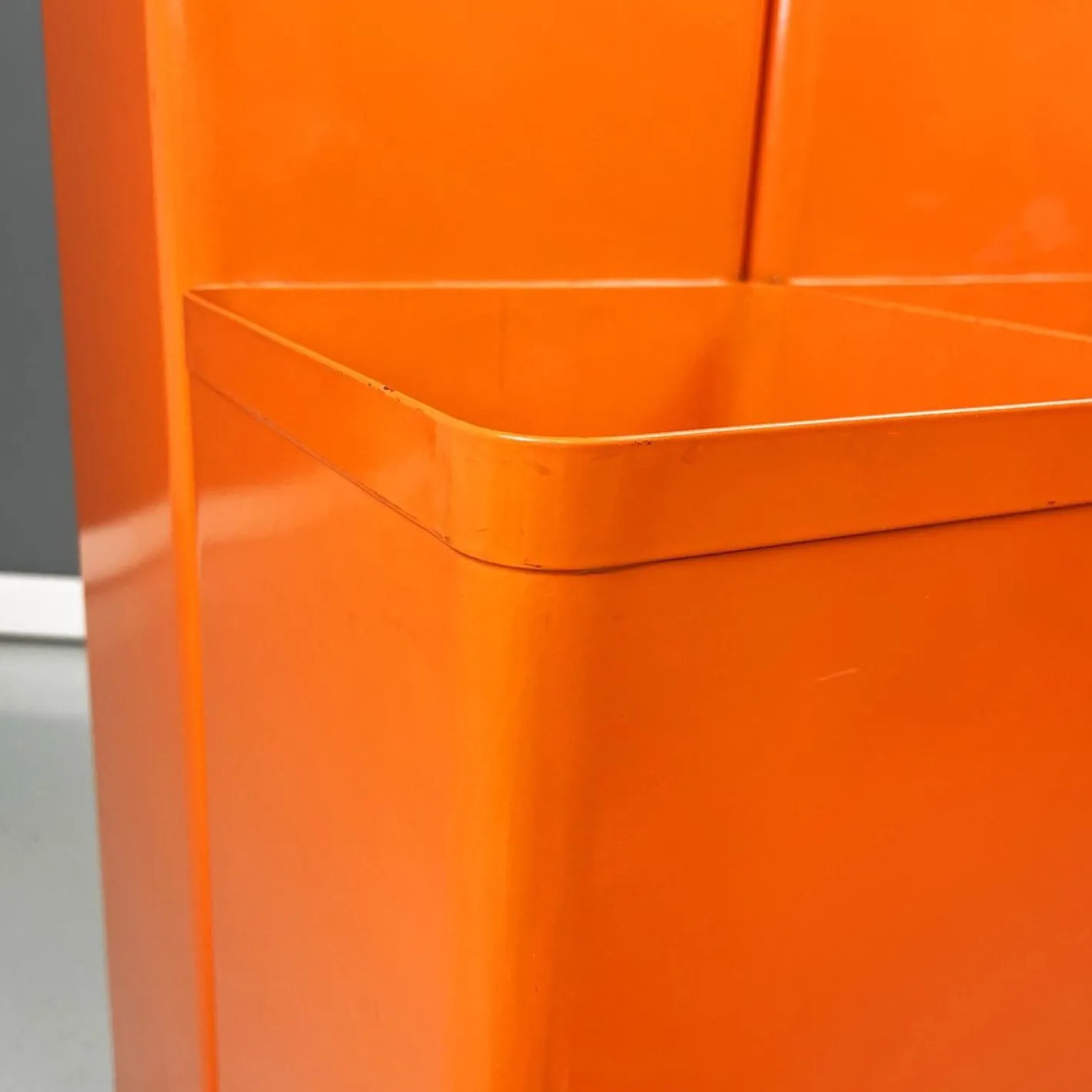 Moderner italienischer Zeichenrollenhalter aus orangem Metallblech von Neolt, 1980er