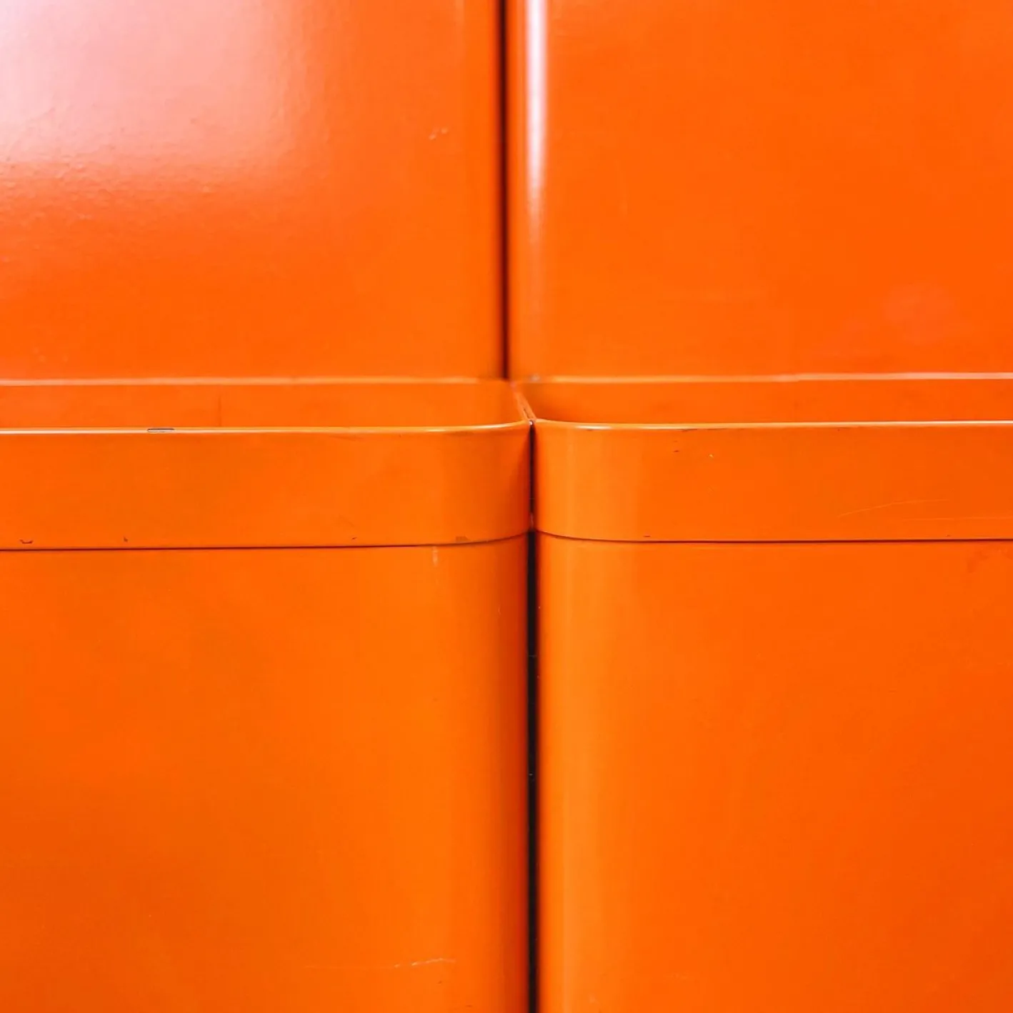 Moderner italienischer Zeichenrollenhalter aus orangem Metallblech von Neolt, 1980er