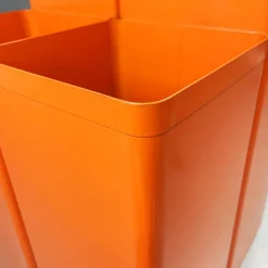 Moderner italienischer Zeichenrollenhalter aus orangem Metallblech von Neolt, 1980er