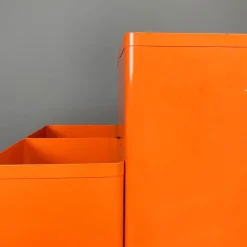Moderner italienischer Zeichenrollenhalter aus orangem Metallblech von Neolt, 1980er