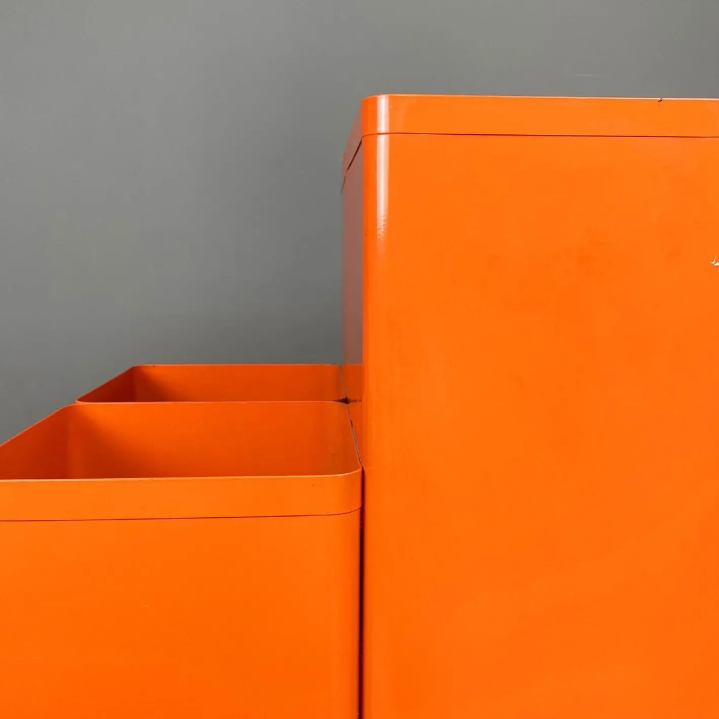 Moderner italienischer Zeichenrollenhalter aus orangem Metallblech von Neolt, 1980er