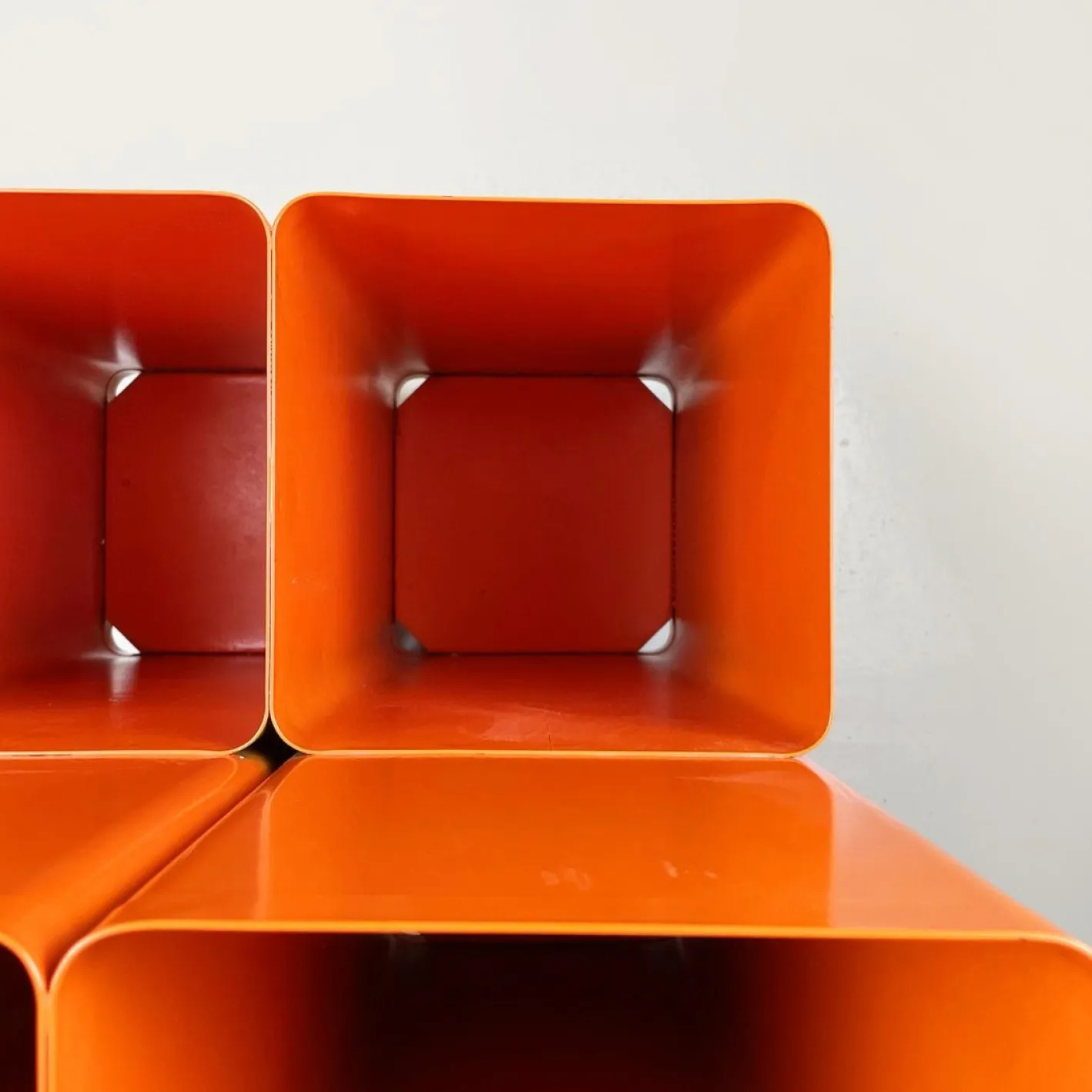 Moderner italienischer Zeichenrollenhalter aus orangem Metallblech von Neolt, 1980er