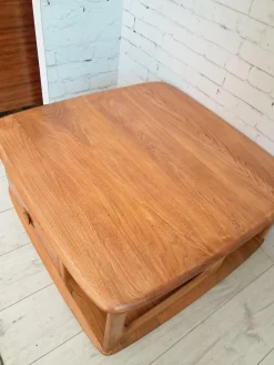 Moderner Mid-Century pandora Couchtisch aus hellem Ulmenholz von Lucian Ercolani für Ercol, 1980er