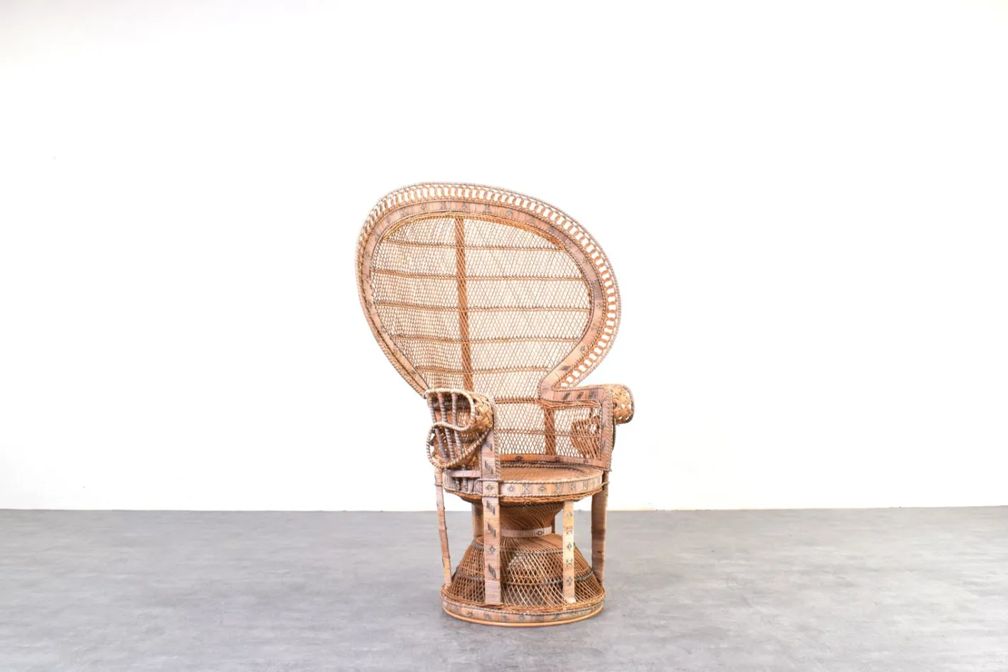 Moderner Mid-Century Peacock Emmanuelle Stuhl aus Korbgeflecht von Kok Maison, 1970er