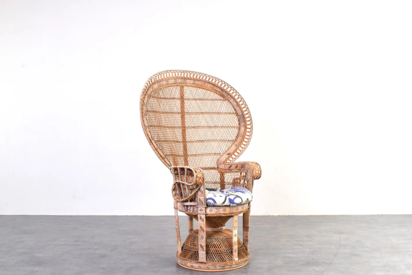 Moderner Mid-Century Peacock Emmanuelle Stuhl aus Korbgeflecht von Kok Maison, 1970er