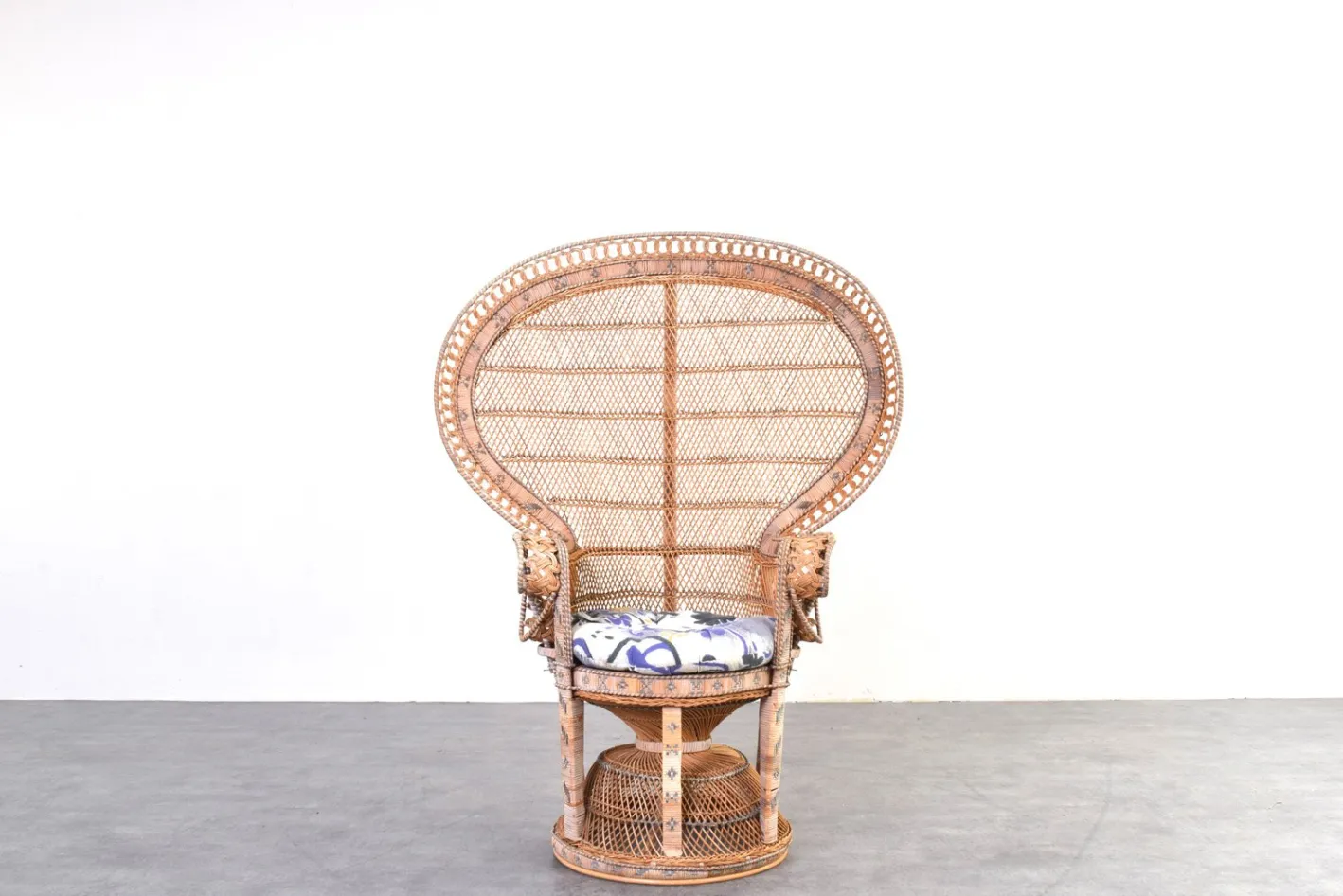 Moderner Mid-Century Peacock Emmanuelle Stuhl aus Korbgeflecht von Kok Maison, 1970er