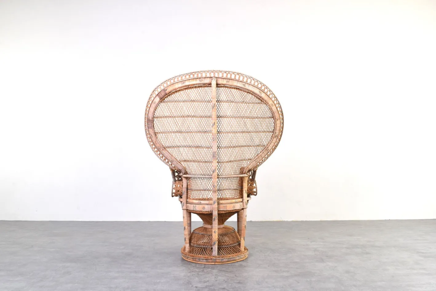 Moderner Mid-Century Peacock Emmanuelle Stuhl aus Korbgeflecht von Kok Maison, 1970er